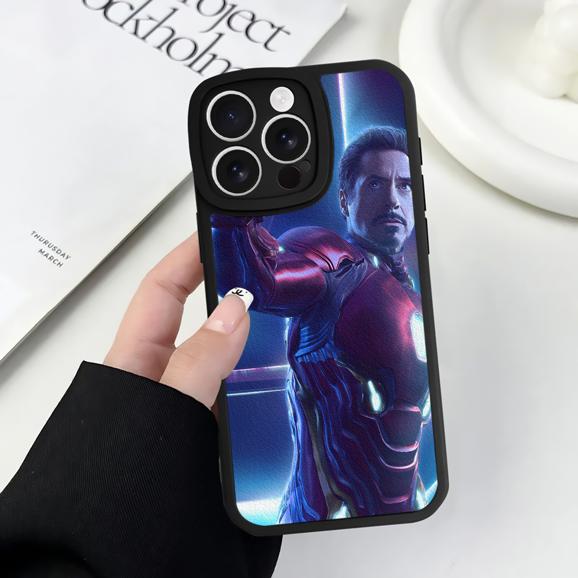 （画像用） アベンジャーズ The Avengers 【iPhone 16シリーズ対応】シリコンスマホケース（レザー調） 材質：シリコン